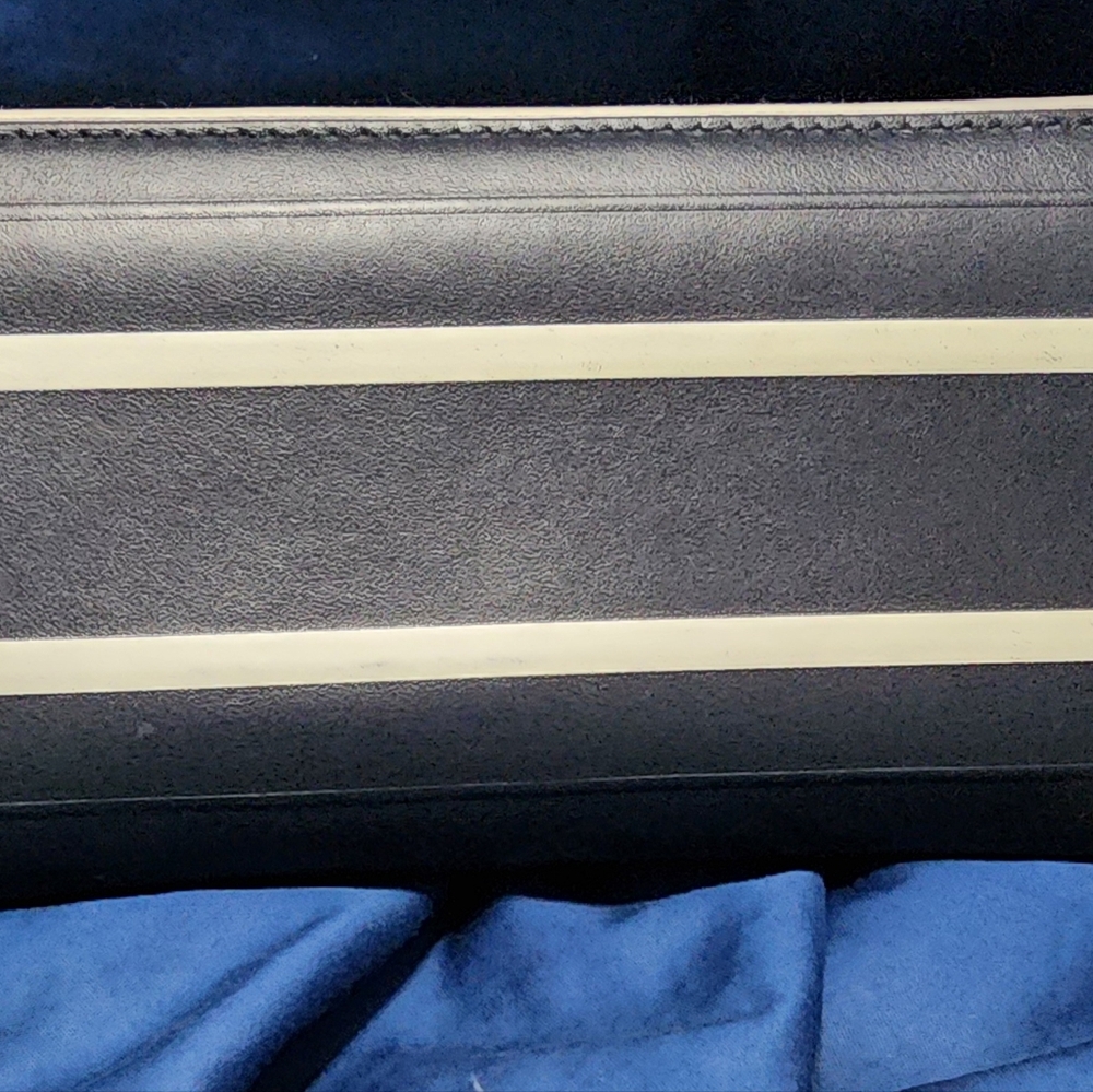 DIOR VIBE VOYAGEUR ZIP AROUND WALLET EUC comes with dustbag - Picture 3 of 10